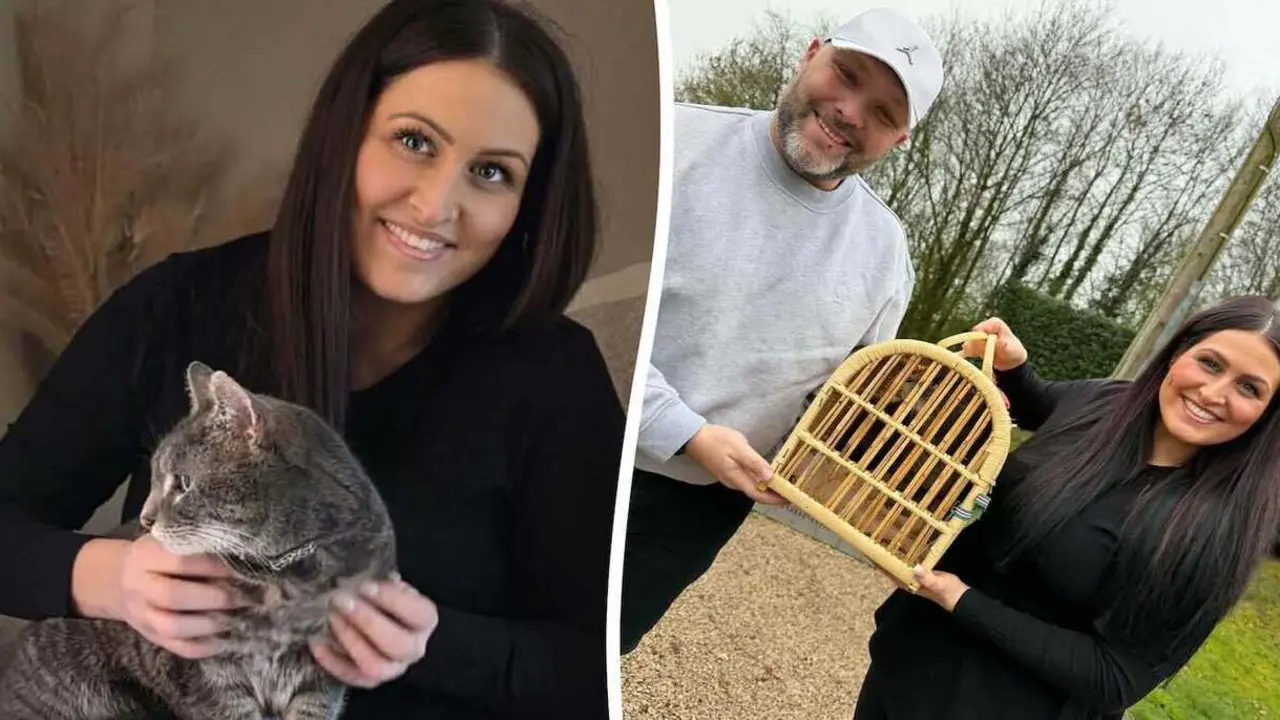 Danielle junto a su gato recuperado