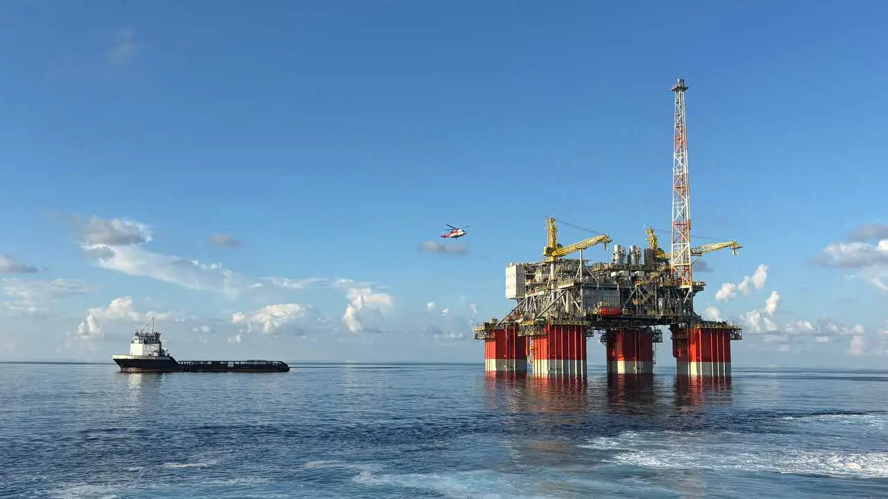 Archivo - Una plataforma petrol&iacute;fera de Repsol