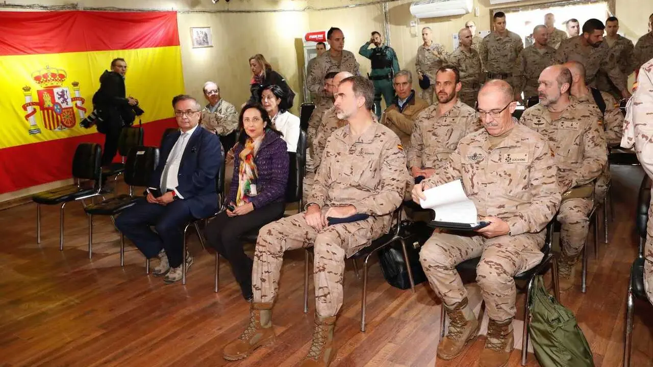 Archivo - El Rey Felipe (3i), compa&ntilde;ado por la ministra de Defensa, Margarita Robles (2i),  y mandos militares, reciben explicaciones durante su visita a la Base Gran Capit&aacute;n de Besmayah en Irak.     