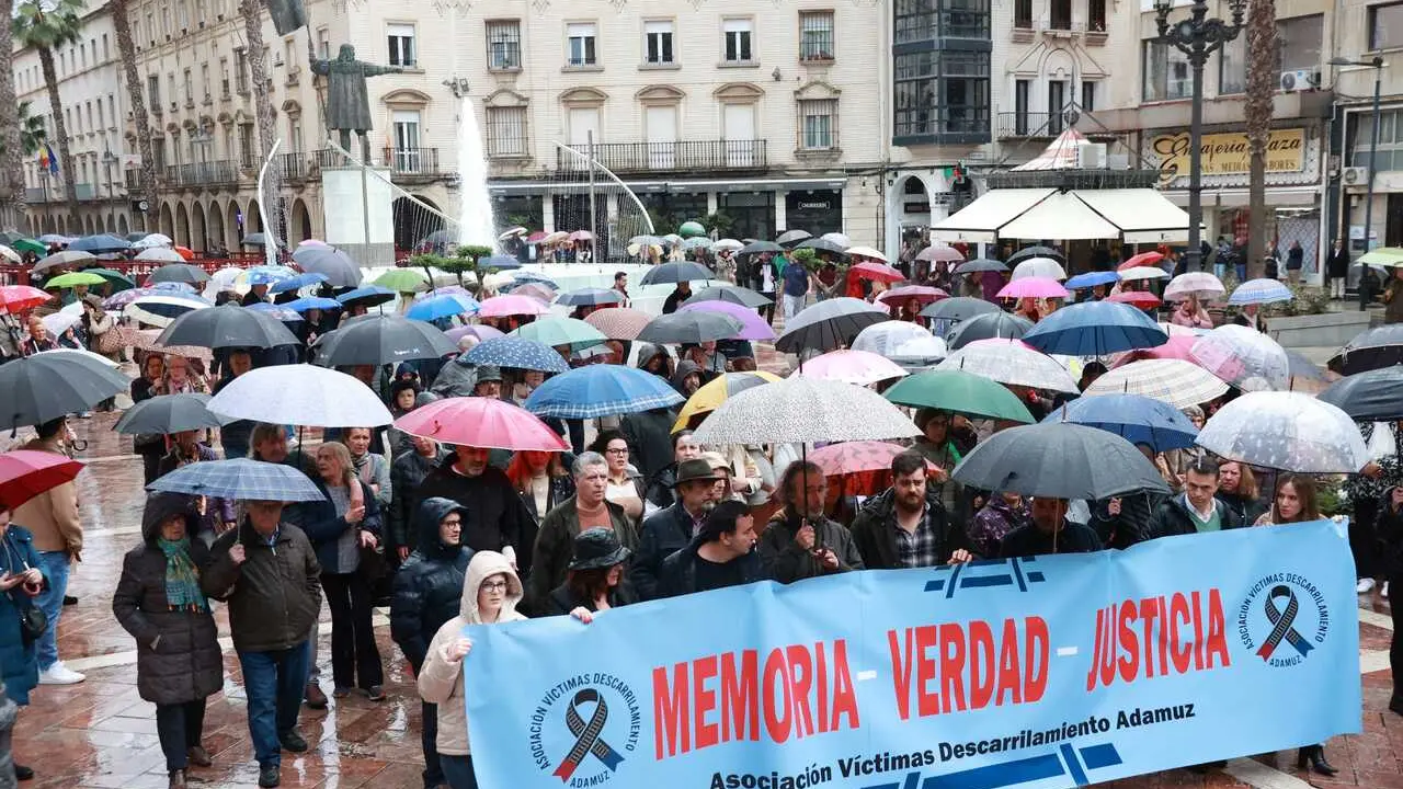 Im&aacute;genes de la marcha convocada por la Asociaci&oacute;n V&iacute;ctimas del Descarrilamiento de Adamuz en Huelva.