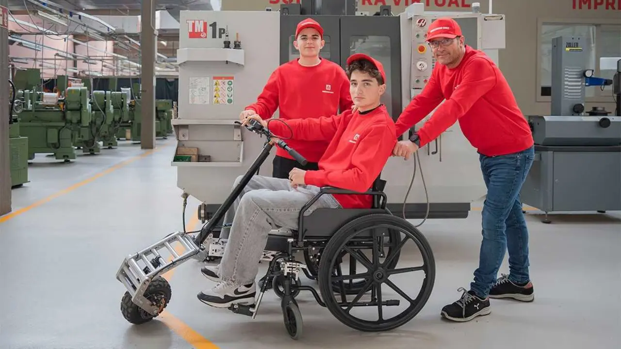 Estudiantes del centro de FP Salesians Sarri&agrave; muestran el prototipo Wheelchail Gokit