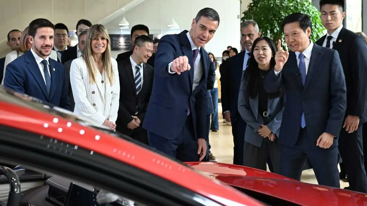 El presidente del Gobierno, Pedro S&aacute;nchez, visita la sede de Xiaomi en Pek&iacute;n junto a su mujer, Bego&ntilde;a G&oacute;mez.
