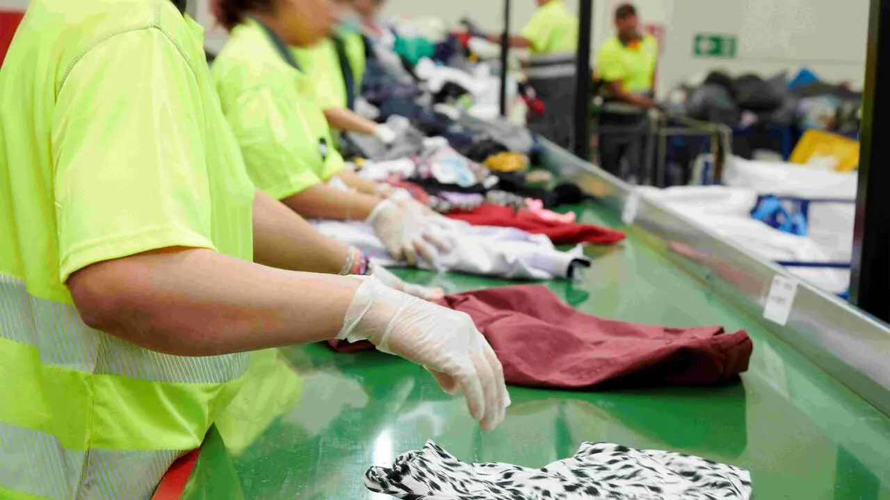 Archivo - Trabajadores de Moda Re- de C&aacute;ritas.