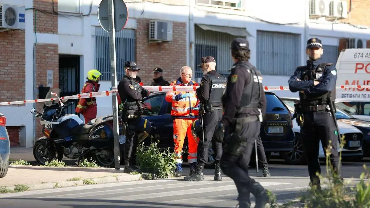 Agentes de la Polic&iacute;a Nacional, junto a un facultativo del 061 y un bombero, en el lugar del asesinato de una mujer a manos de su expareja en el barrio de la Fuensanta de C&oacute;rdoba.