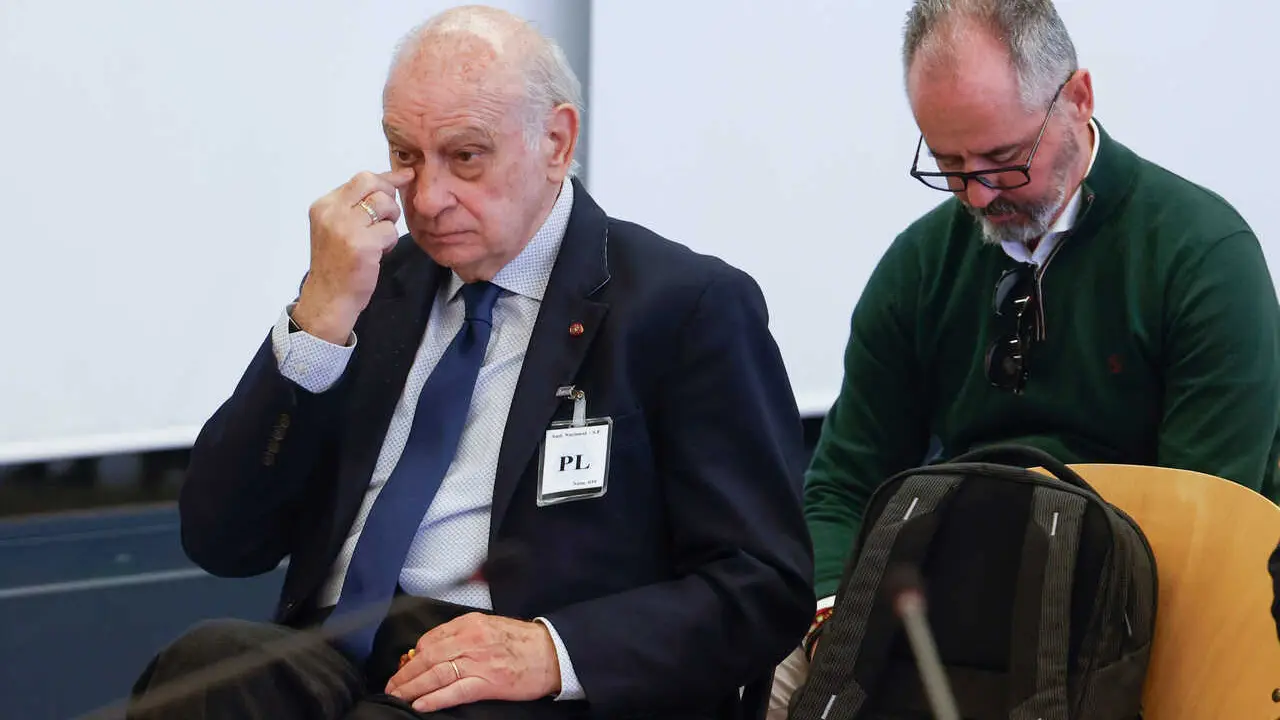 El exministro del Interior Jorge Fern&aacute;ndez D&iacute;az (i) durante el primer d&iacute;a del juicio de la Operaci&oacute;n Kitchen, en la Audiencia Nacional, a 6 de abril de 2026, en San Fernando de Henares, Madrid (Espa&ntilde;a). 