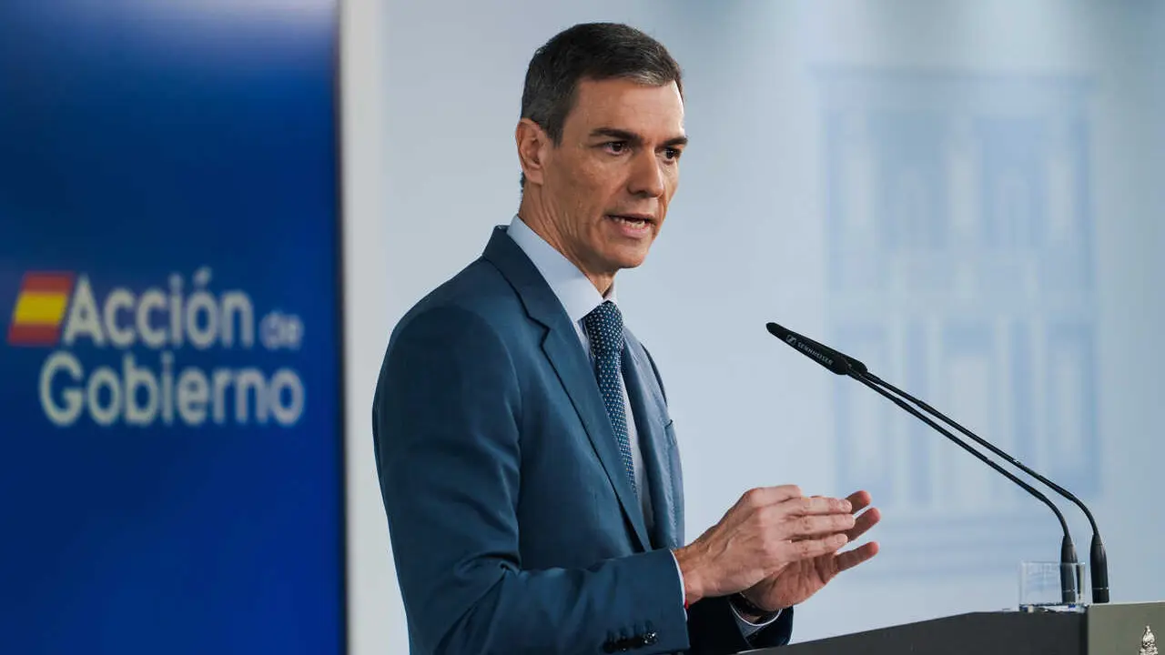 Spain&rsquo;s Prime Minister, Pedro S&aacute;nchez, speaks during a press conference following the extraordinary Council of Ministers at Moncloa Palace. Spanish Prime Minister Pedro S&aacute;nchez has announced an urgent relief package in response to the impact of the Middle East conflict. The measures&mdash;worth over &euro;5 billion&mdash;include cuts to electricity and fuel taxes, as well as direct support for the most affected sectors, aiming to benefit 20 million households and 3 million businesses nationwide.