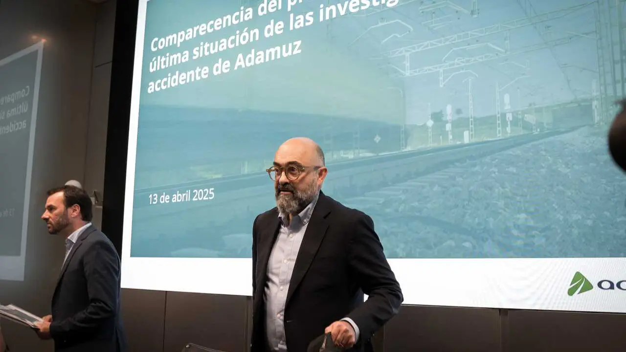 El presidente de Adif, Pedro Marco de la Pe&ntilde;a (d), atiende a los medios de comunicaci&oacute;n, a 13 de abril de 2026, en Madrid