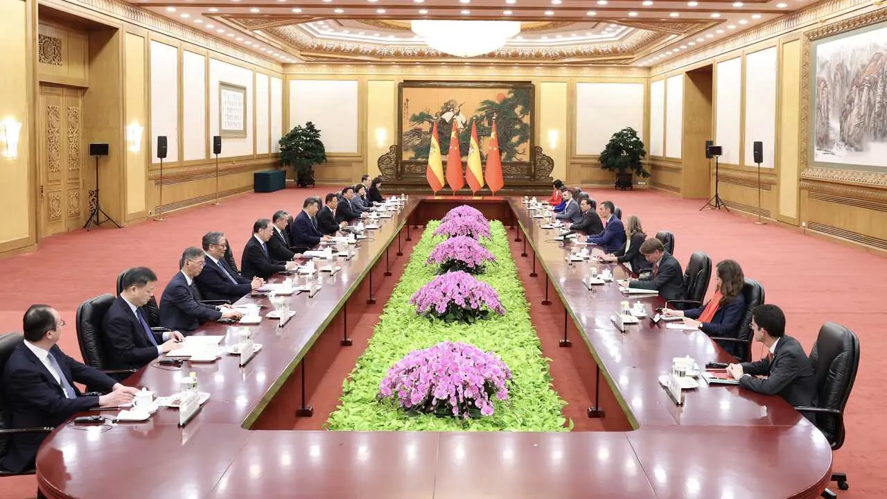 El presidente chino Xi Jinping erunido con el presidente de Espa&ntilde;a, Pedro Sanchez, que se encuentra en visita oficial en China, en el Gran Sal&oacute;n de la Casa del Pueblo en Pek&iacute;n.  