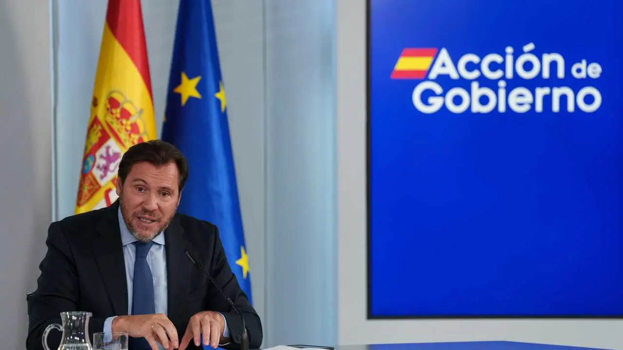 El ministro de Transportes y Movilidad Sostenible, &Oacute;scar Puente, durante la rueda de prensa tras el consejo de Ministros, a 14 de abril de 2026