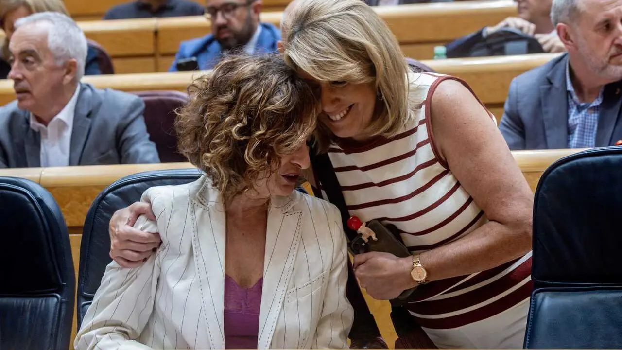 Archivo - La senadora del PSOE y expresidenta de la Junta de Andaluc&iacute;a Susana D&iacute;az (d), conversa con la vicepresidenta primera y Ministra de Hacienda, Mar&iacute;a Jes&uacute;s Montero (i), antes de un pleno en el Senado, a 17 de junio de 2025, en Madrid. (Foto de arch