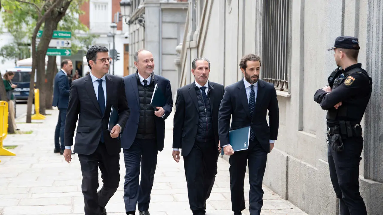 El exsubsecretario de Transportes, Movilidad y Agenda Urbana, Jes&uacute;s Manuel G&oacute;mez Garc&iacute;a (3d), a su llegada al Tribunal Supremo, a 14 de abril de 2026, en Madrid (Espa&ntilde;a). Los acusados se sientan desde el pasado 7 de abril en el banquillo del Tribunal Supr