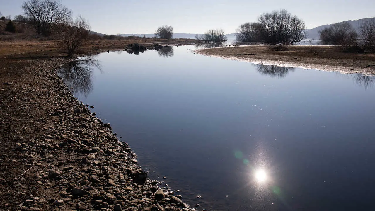 Archivo - Orilla del embalse de Pedrezuela , a 18 de febrero de 2022, en Guadalix de la Sierra, Madrid (Espa&ntilde;a). 