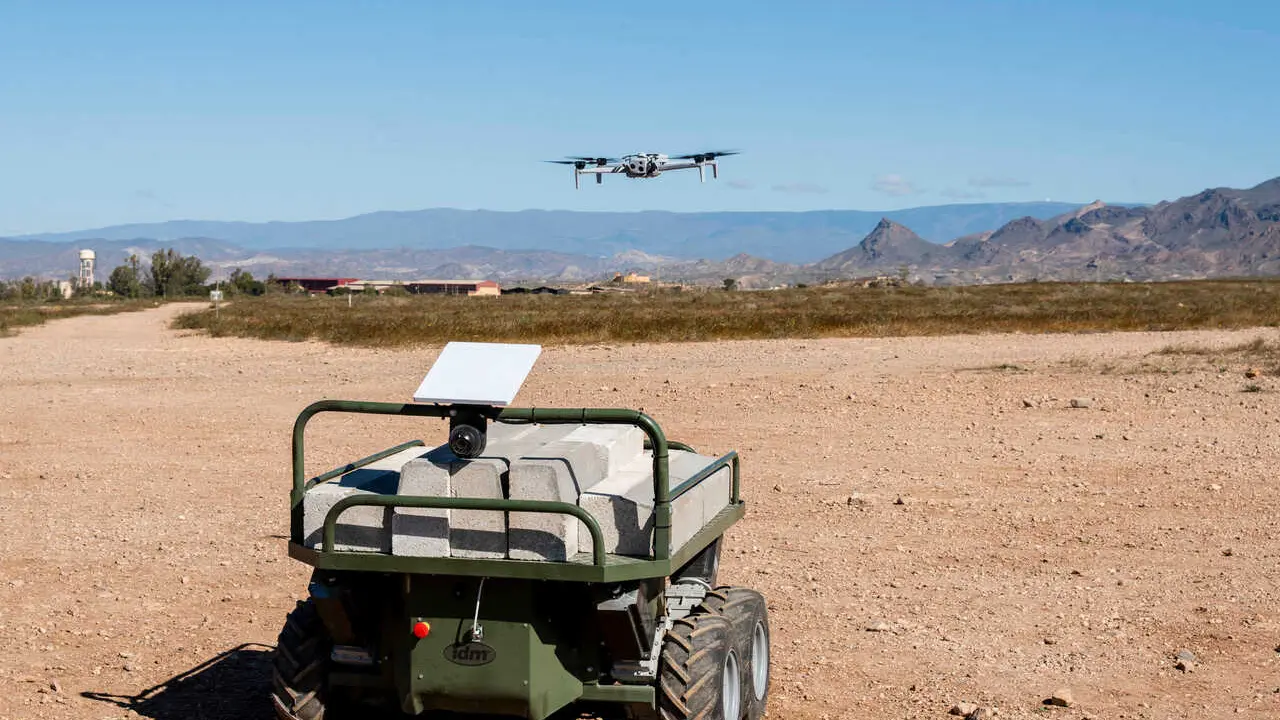 Unidades del Centro de Fuerza Futura del ET realizan una demostraci&oacute;n de empleo de capacidades diferenciales en un supuesto t&aacute;ctico donde se muestra la aplicaci&oacute;n tecnol&oacute;gica en su desarrollo. A 14 de abril de 2026 en Viator, Almer&iacute;a (Andaluc&iacute;a, Espa&ntilde;a).