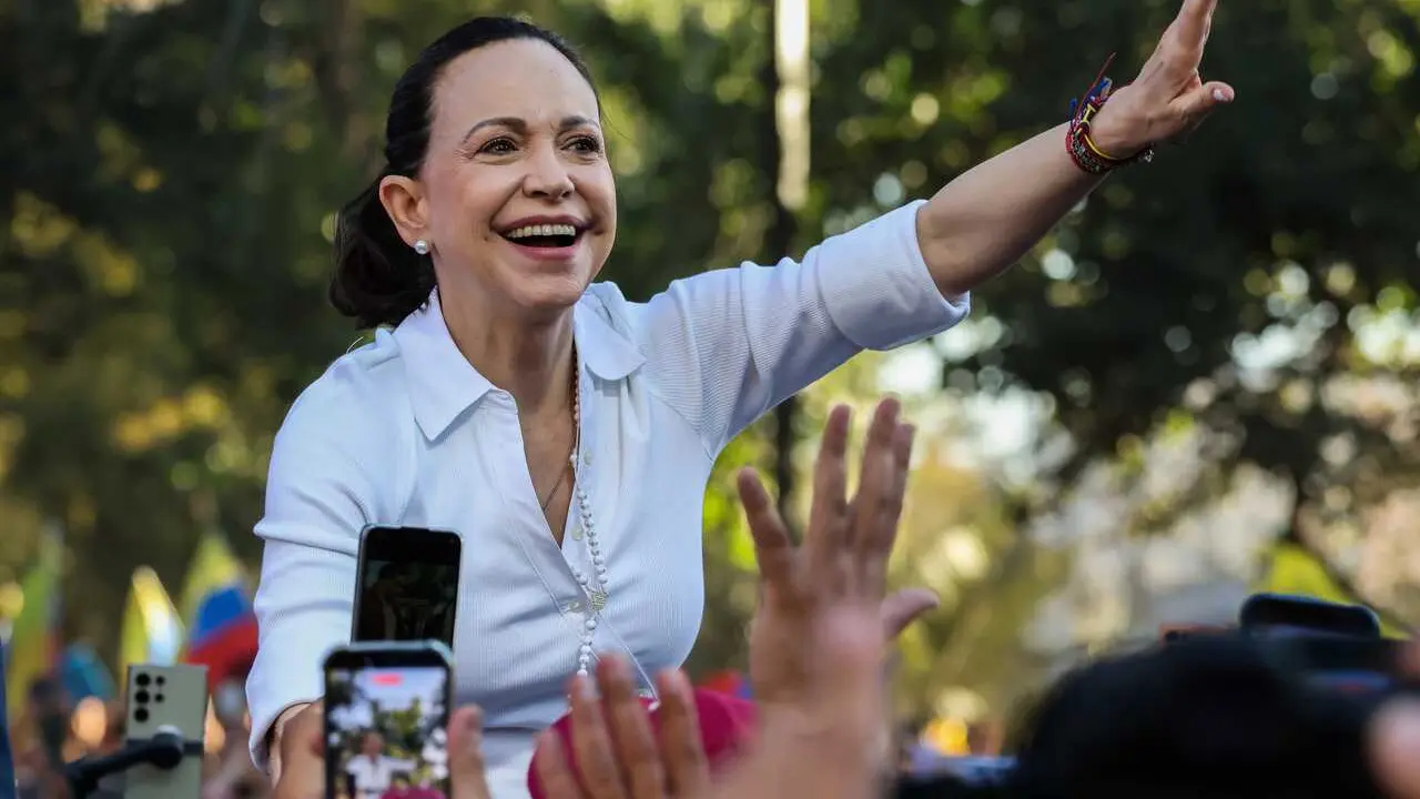 Archivo - 12 March 2026, Chile, Santiago: Venezuelan Nobel Peace Prize winner Maria Corina Machado greets people during her visit to Santiago. Photo: Cristobal Basaure Araya/SOPA Images via ZUMA Press Wire/dpa