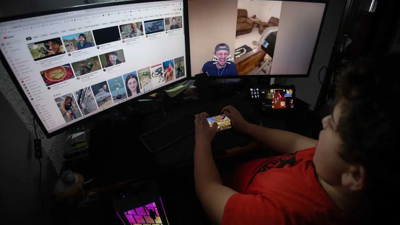 Archivo - Un ni&ntilde;o mientras observa varias pantallas, a 20 de enero de 2025, en Madrid (Espa&ntilde;a).