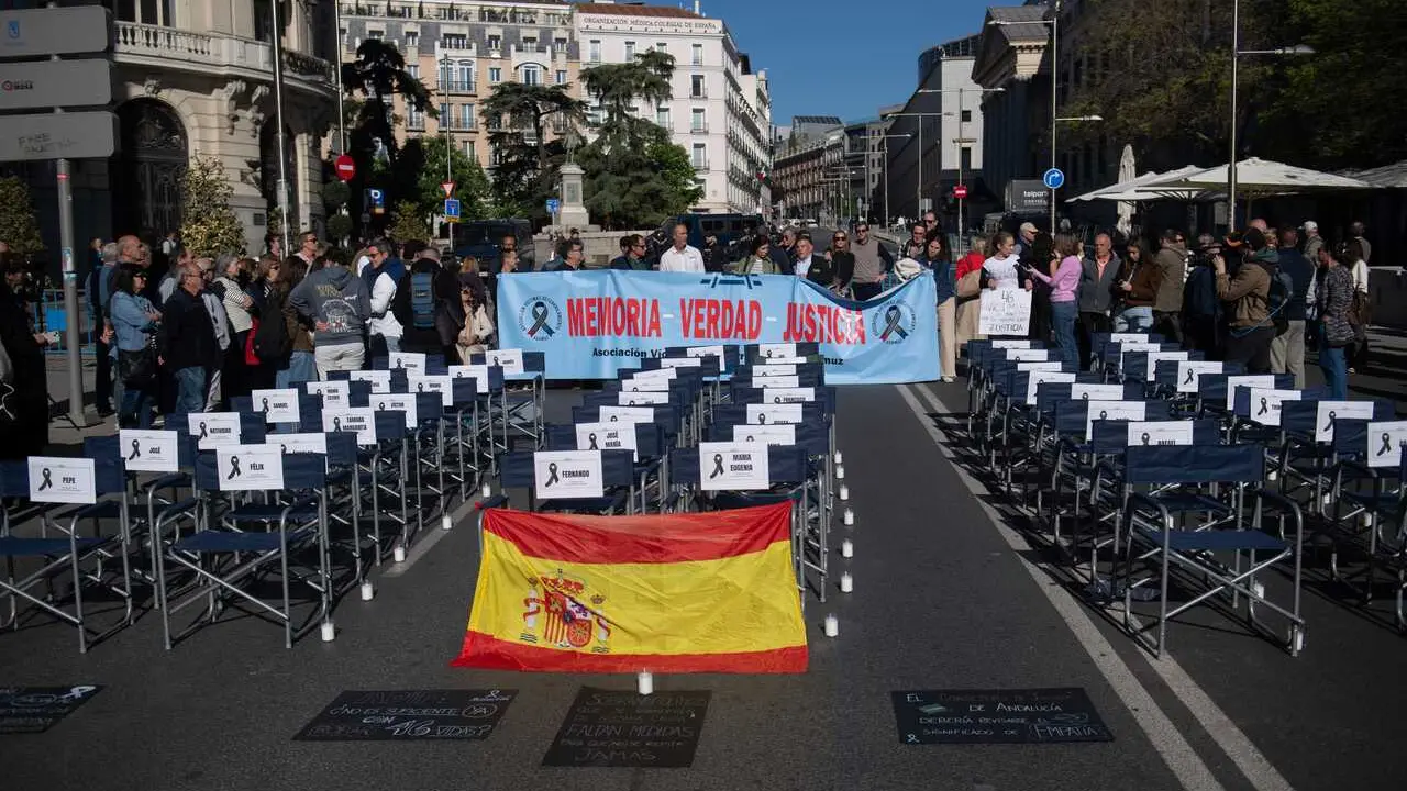 Manifestantes durante la concentraci&oacute;n convocada por la Asociaci&oacute;n V&iacute;ctimas Descarrilamiento Adamuz frente al Congreso, a 15 de abril de 2026, en Madrid (Espa&ntilde;a). A la protesta se sumar&aacute;n v&iacute;ctimas de otros accidentes ferroviarios graves, como Angrois y Be