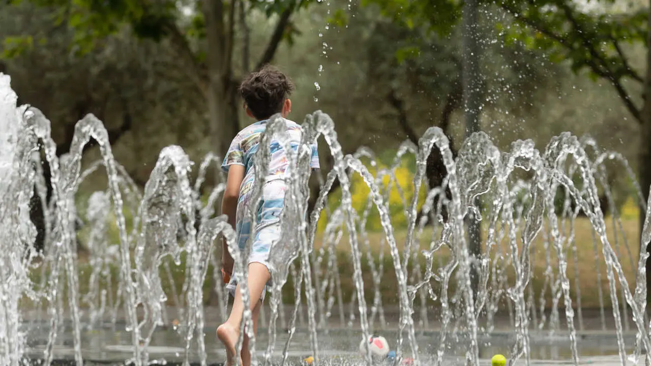 Archivo - Un ni&ntilde;o se moja en los chorros de Madrid R&iacute;o.