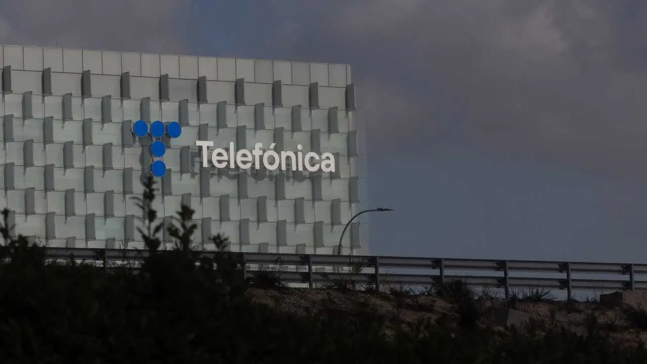 Archivo - Fachada de la sede de Telef&oacute;nica