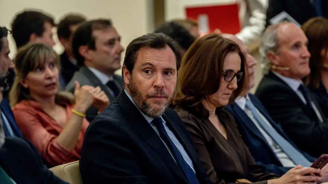 El ministro de Transportes y Movilidad Sostenible, &Oacute;scar Puente (c), analiza la inversi&oacute;n en infraestructuras de transportes, en el Colegio de Ingenieros de Caminos