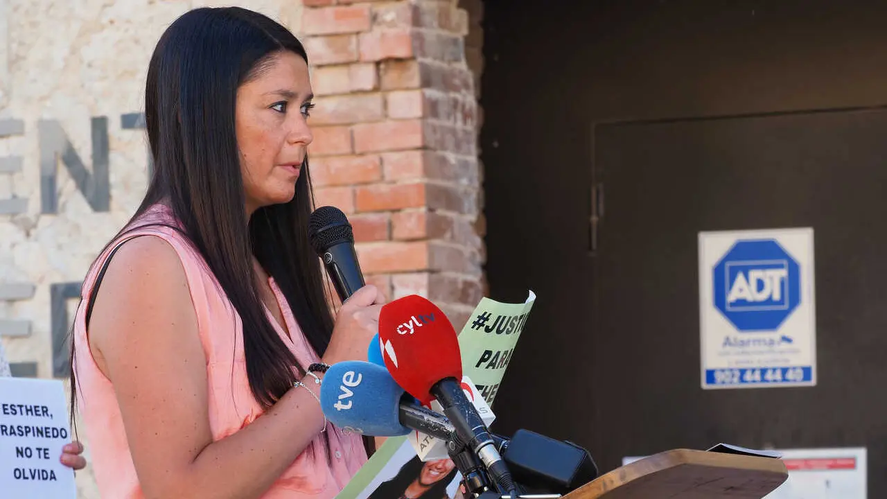 Archivo - La hermana de Esther L&oacute;pez, In&eacute;s, interviene durante una concentraci&oacute;n ciudadana en recuerdo de su hija, a 13 de mayo de 2022, en Traspinedo.