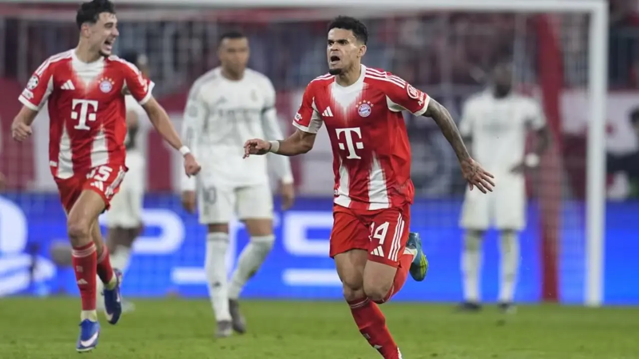 Luis D&iacute;az celebrando el 3 - 3