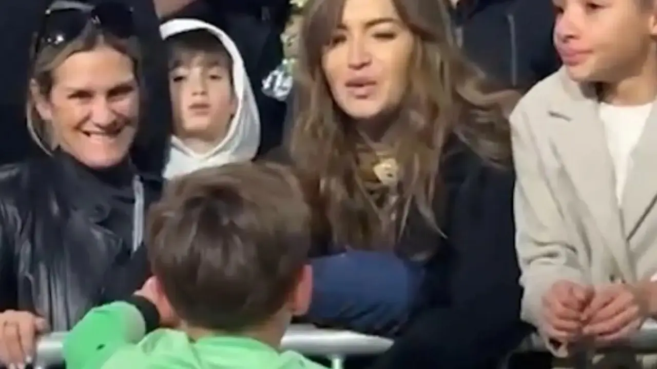 Mart&iacute;n Casillas hablando con su madre Sara Carbonero