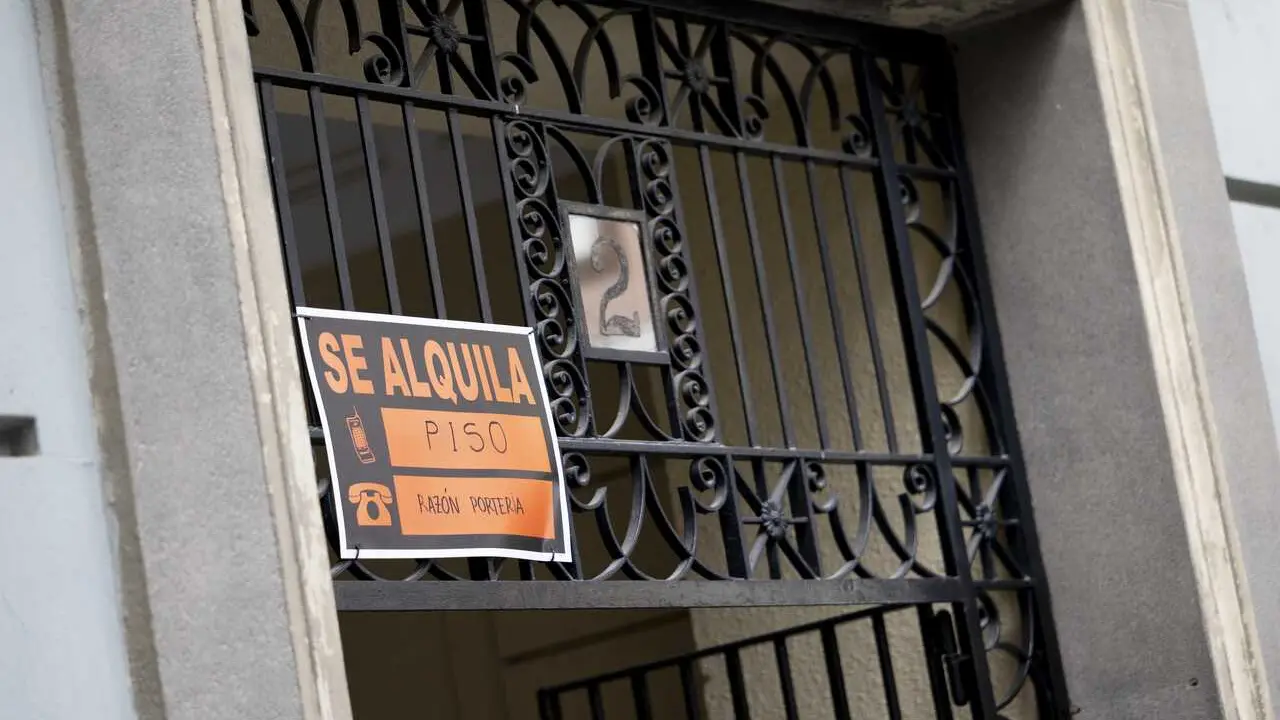 Un cartel anunciando el alquiler de un piso