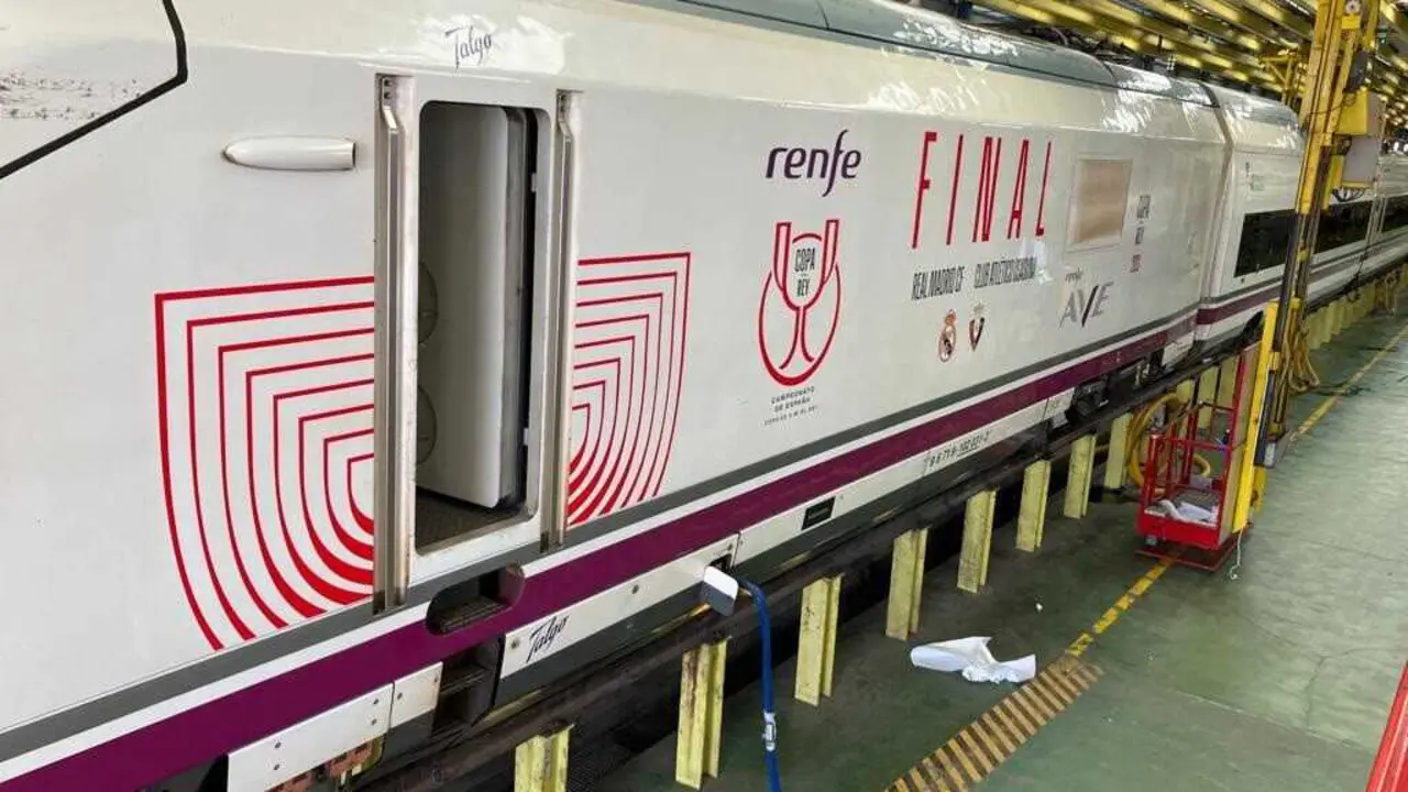Archivo - Vinilado de una locomotora de AVE con motivo de una final de la Copa del Rey, en foto de archivo.