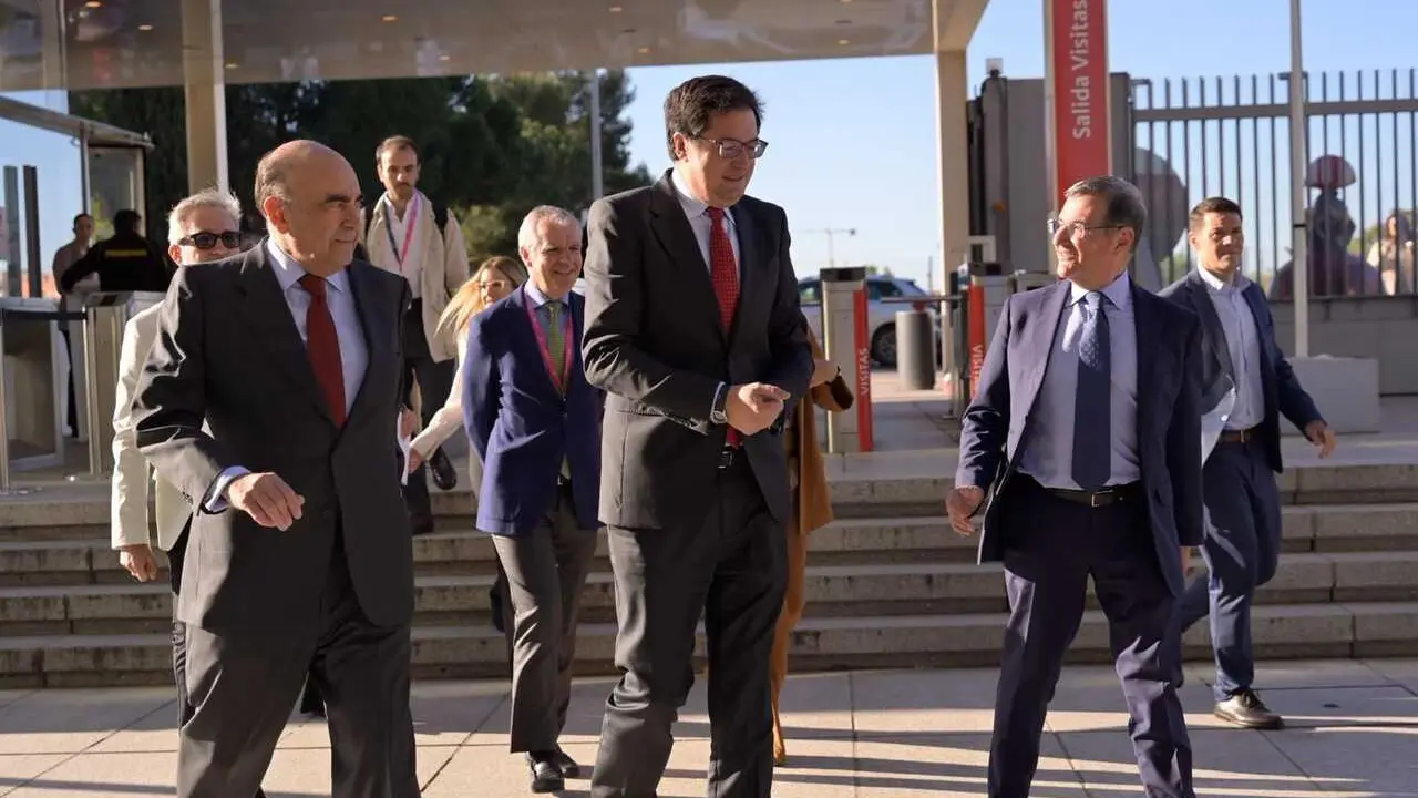 Luis Isasi, presidente Santander Espa&ntilde;a, &Oacute;scar L&oacute;pez, ministro para la Transformaci&oacute;n Digital y de la Funci&oacute;n P&uacute;blica, y Francisco Hortig&uuml;ela, presidente de Ametic