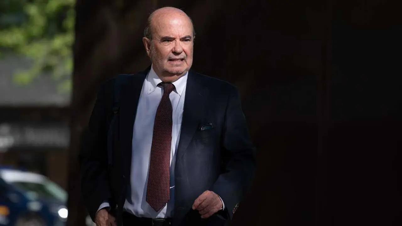 El exvicepresidente de la Junta de Andaluc&iacute;a Gaspar Zarr&iacute;as, a su llegada para declarar como testigo en el juicio por el caso &lsquo;Leire D&iacute;ez&rsquo;, en los juzgados de Plaza Castilla, a 16 de abril de 2026, en Madrid (Espa&ntilde;a).