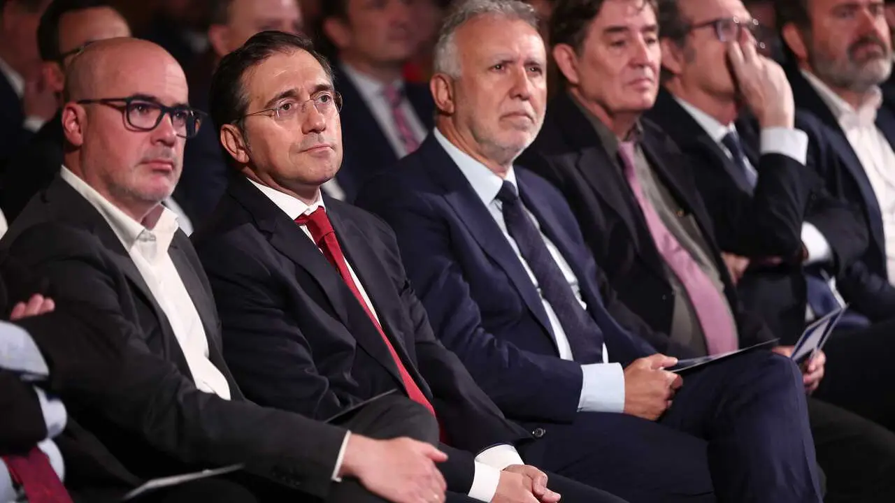 (I-D) El delegado del Gobierno, Francisco Mart&iacute;n, el ministro de Asuntos Exteriores, Uni&oacute;n Europea y Cooperaci&oacute;n, Jos&eacute; Manuel Albares, el ministro de Pol&iacute;tica Territorial y Memoria Democr&aacute;tica, &Aacute;ngel V&iacute;ctor Torres, el director del Instituto Cervantes, Lui