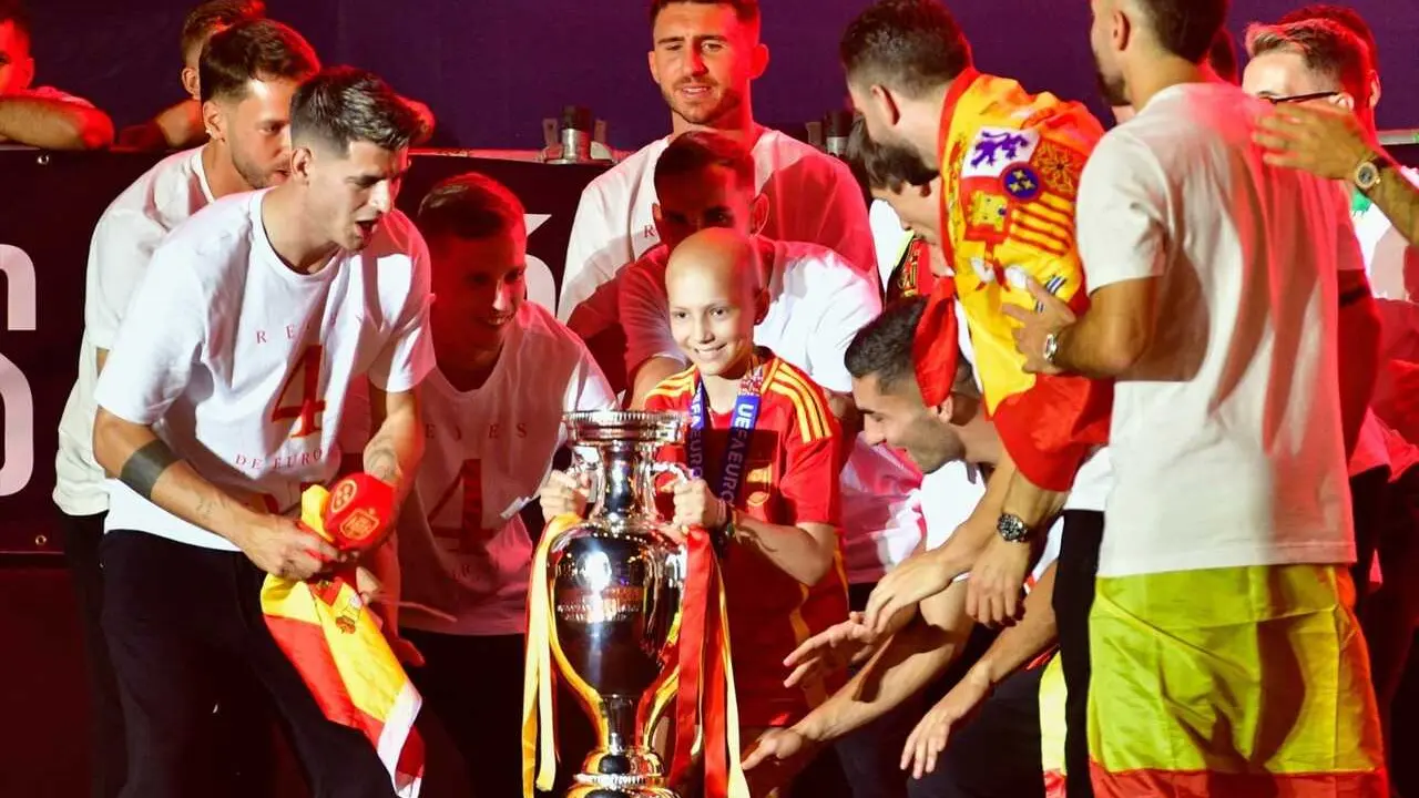 Jugadores de la Selecci&oacute;n Espa&ntilde;ola junto a Mar&iacute;a Caama&ntilde;o en la celebraci&oacute;n del t&iacute;tulo de la Eurocopa 2024.