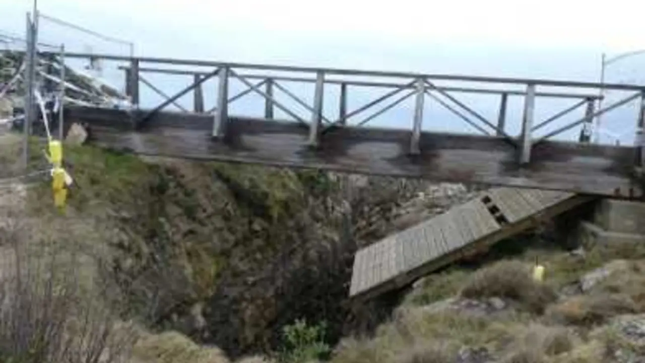 Pasarela El Bocal siniestrada. Foto del informe pericial
