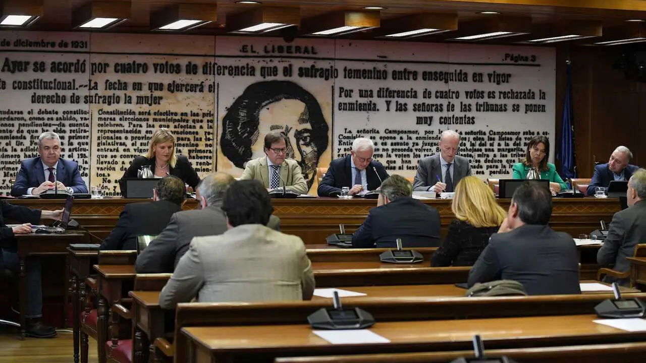 Archivo - El diputado del PSOE, Santos Cerd&aacute;n (1i), comparece durante la Comisi&oacute;n de Investigaci&oacute;n sobre los contratos p&uacute;blicos realizados durante la pandemia de covid-19, en el Senado, a 30 de abril de 2024, en Madrid (Espa&ntilde;a).