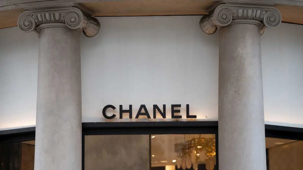 Archivo - Letrero de la tienda Chanel en el Paseo de Gracia en Barcelona, a 15 de enero de 2024, en Barcelona, Catalunya (Espa&ntilde;a).  