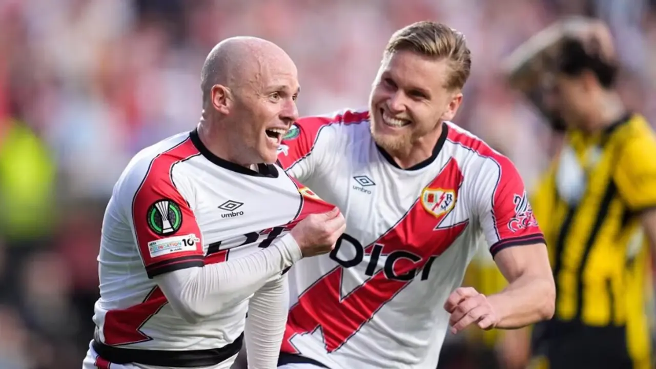 Isi Palaz&oacute;n celebrando el gol que clasificaba al Rayo