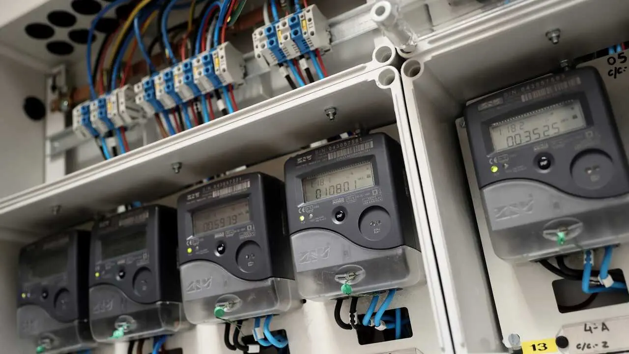 Archivo - Contadores el&eacute;ctricos de un edificio, a 1 de abril de 2022, en Madrid (Espa&ntilde;a). 