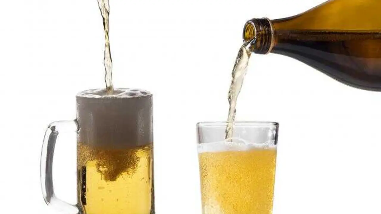 Cerveza en lata y en botella siendo servidas