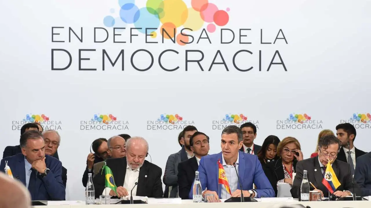 El presidente del Gobierno, Pedro S&aacute;nchez, interviene en la IV Reuni&oacute;n en defensa de la democracia en Barcelona.