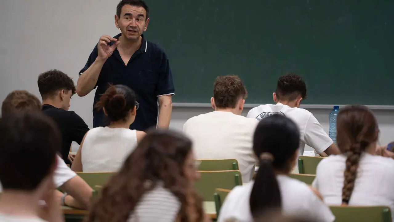 Archivo - Un profesor durante el primer examen de la primera jornada de selectividad 2025 en Valencia, a 3 de junio de 2025, en Valencia, Comunidad Valenciana (Espa&ntilde;a).