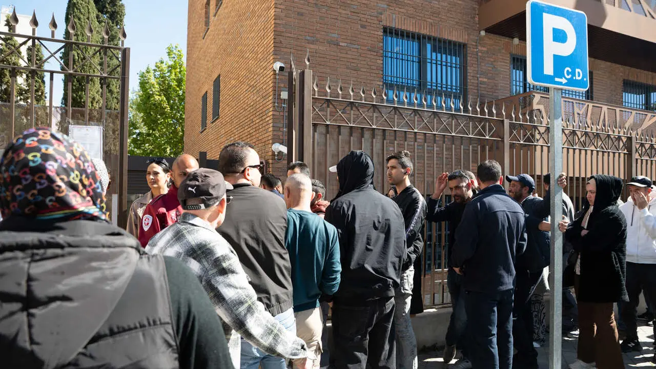 Varias personas hacen cola para entrar en la Embajada y Consulado de Marruecos, a 15 de abril de 2026, en Madrid (Espa&ntilde;a).