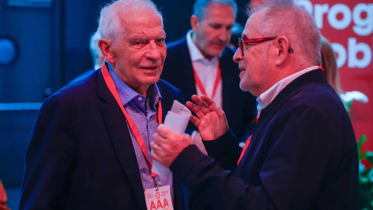 El presidente del Cidob Josep Borrell (i), durante la segunda y &uacute;ltima jornada del Global Progressive Mobilisation