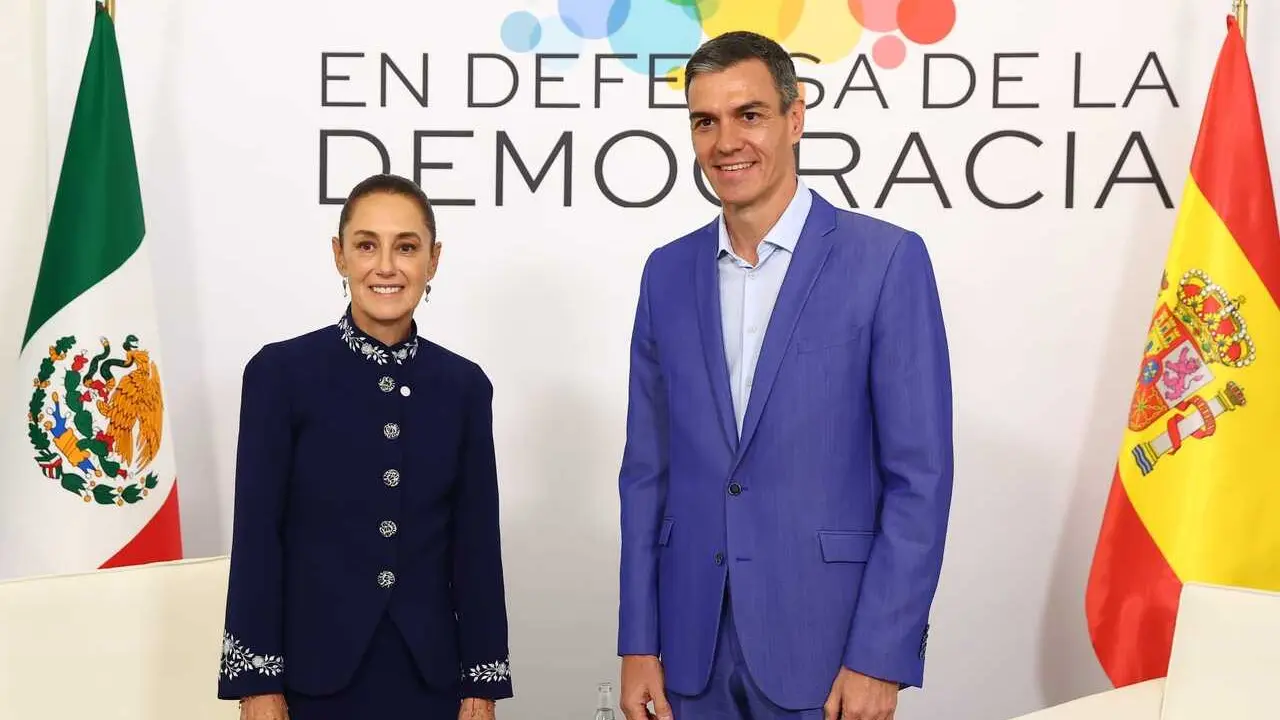 La presidenta de M&eacute;xico, Claudia Sheinbaum y el presidente del Gobierno, Pedro S&aacute;nchez, en la IV Reuni&oacute;n en defensa de la democracia.