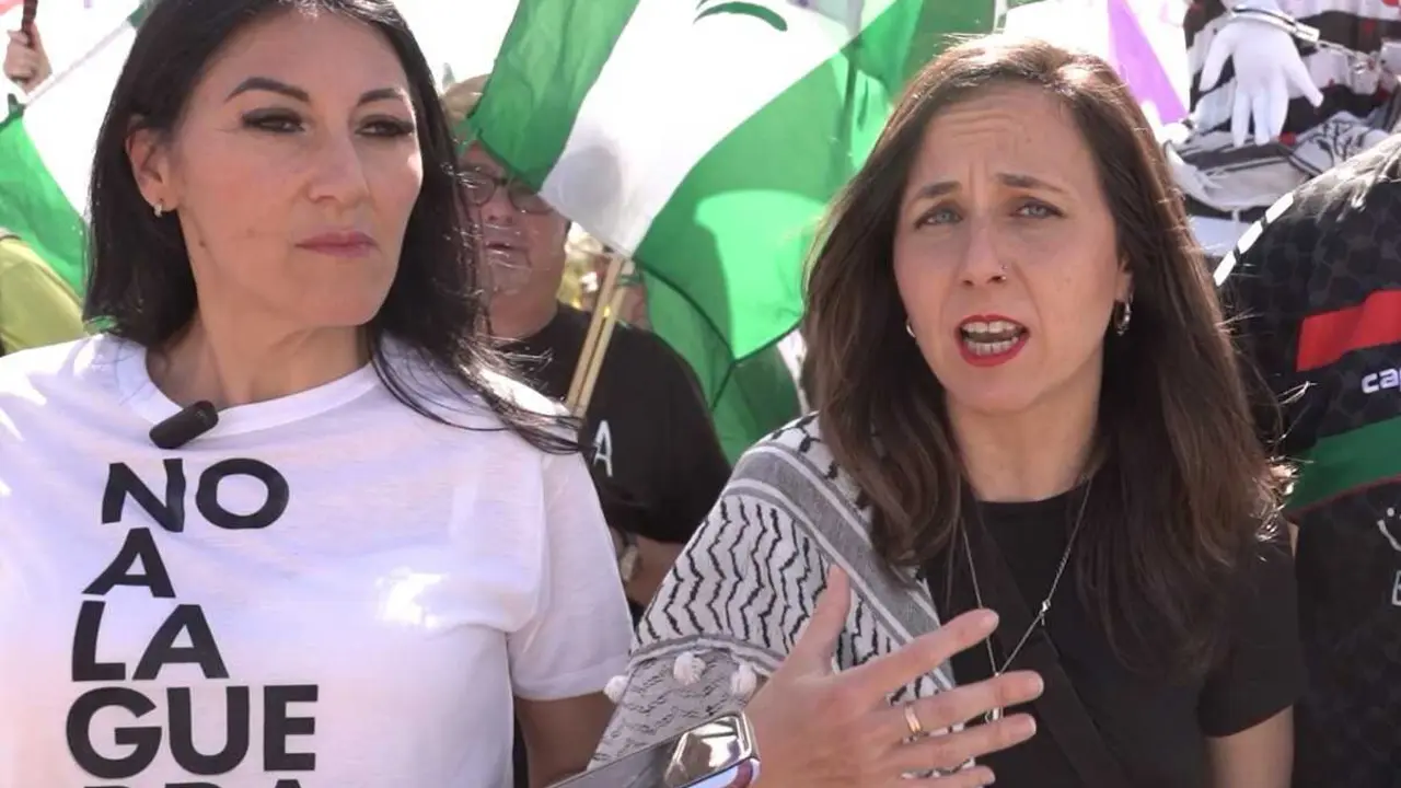 La secretaria general de Podemos, Ione Belarra, atiende a los medios en la marcha a la base de Mor&oacute;n de la Frontera (Sevilla).