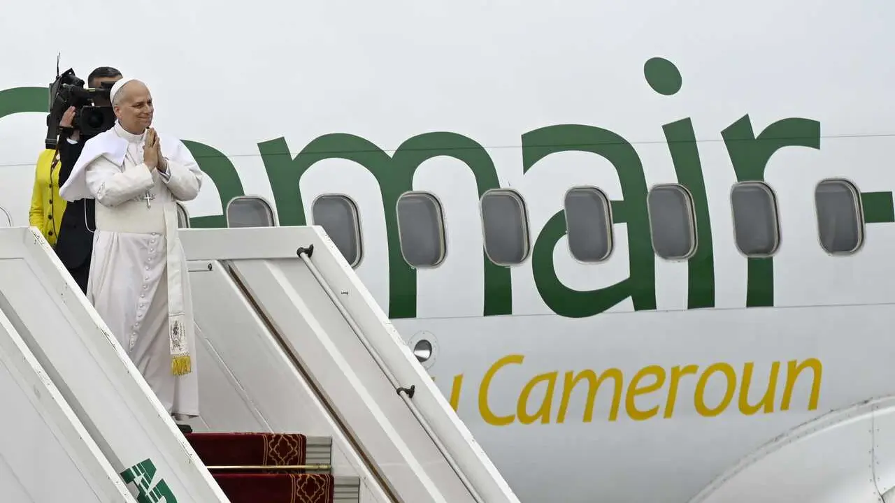 El Papa Le&oacute;n XIV en el avi&oacute;n.