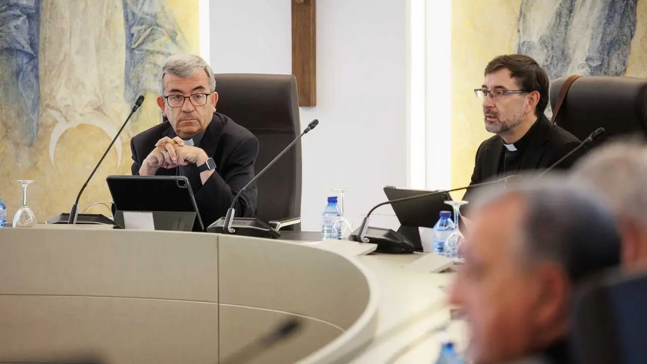 Archivo - El presidente de la CEE, Mons. Luis Arg&uuml;ello (i), y el vicepresidente de la CEE, Cardenal Jos&eacute; Cobodurante (d), durante la 267&ordm; reuni&oacute;n de la Comisi&oacute;n Permanente de la CEE, en la sede de la CEE, a 2 de julio de 2024, en Madrid (Espa&ntilde;a). Durante 