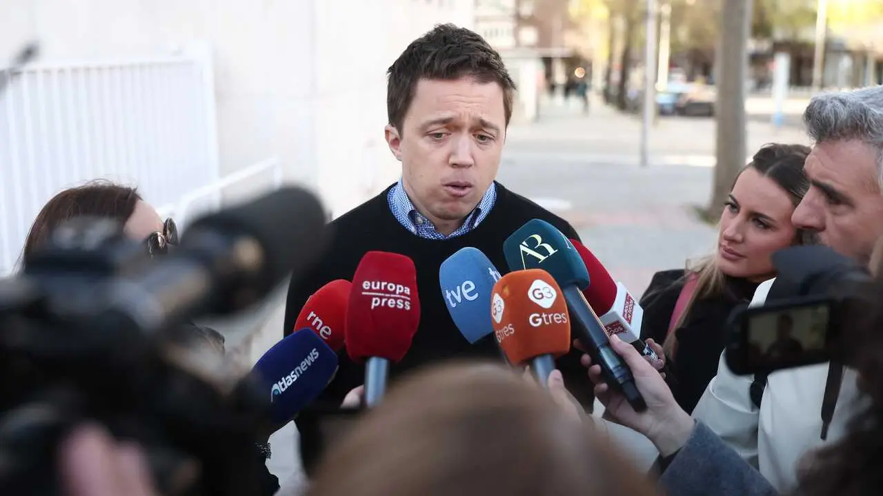El exportavoz de Sumar &Iacute;&ntilde;igo Errej&oacute;n atiende a los medios de comunicaci&oacute;n a su llegada a los Juzgados de Plaza de Castilla, a 27 de marzo de 2026, en Madrid (Espa&ntilde;a). 