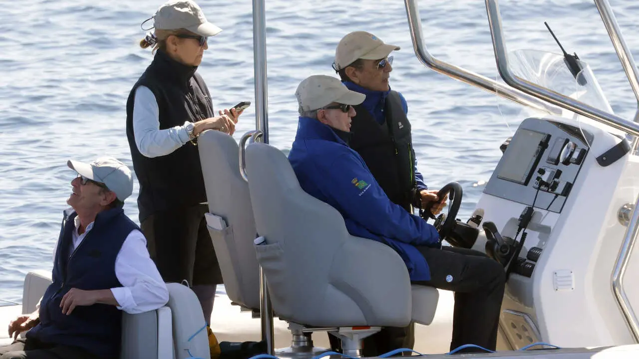 El rey em&eacute;rito y La Infanta Elena salen a navegar en la segunda jornada del Trofeo Xacobeo de vela, a 19 de abril de 2025, en Sanxenxo (Pontevedra, Galicia, Espa&ntilde;a)