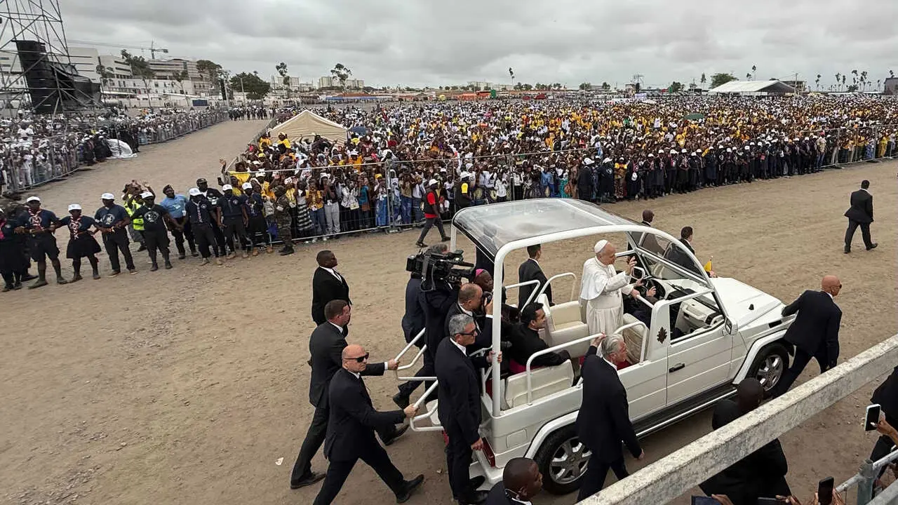El Papa Le&oacute;n XIV en su llegada a Kilamba, un suburbio de la capital del pa&iacute;s, Luanda, a 19 de abril de 2026. 