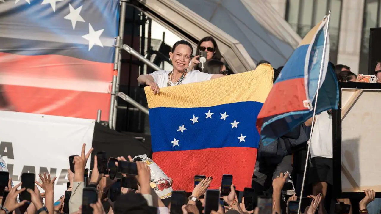 La l&iacute;der opositora venezolana, Mar&iacute;a Corina Machado, durante un encuentro con la di&aacute;spora venezolana, en la Puerta del Sol, a 18 de abril de 2026, en Madrid (Espa&ntilde;a). 